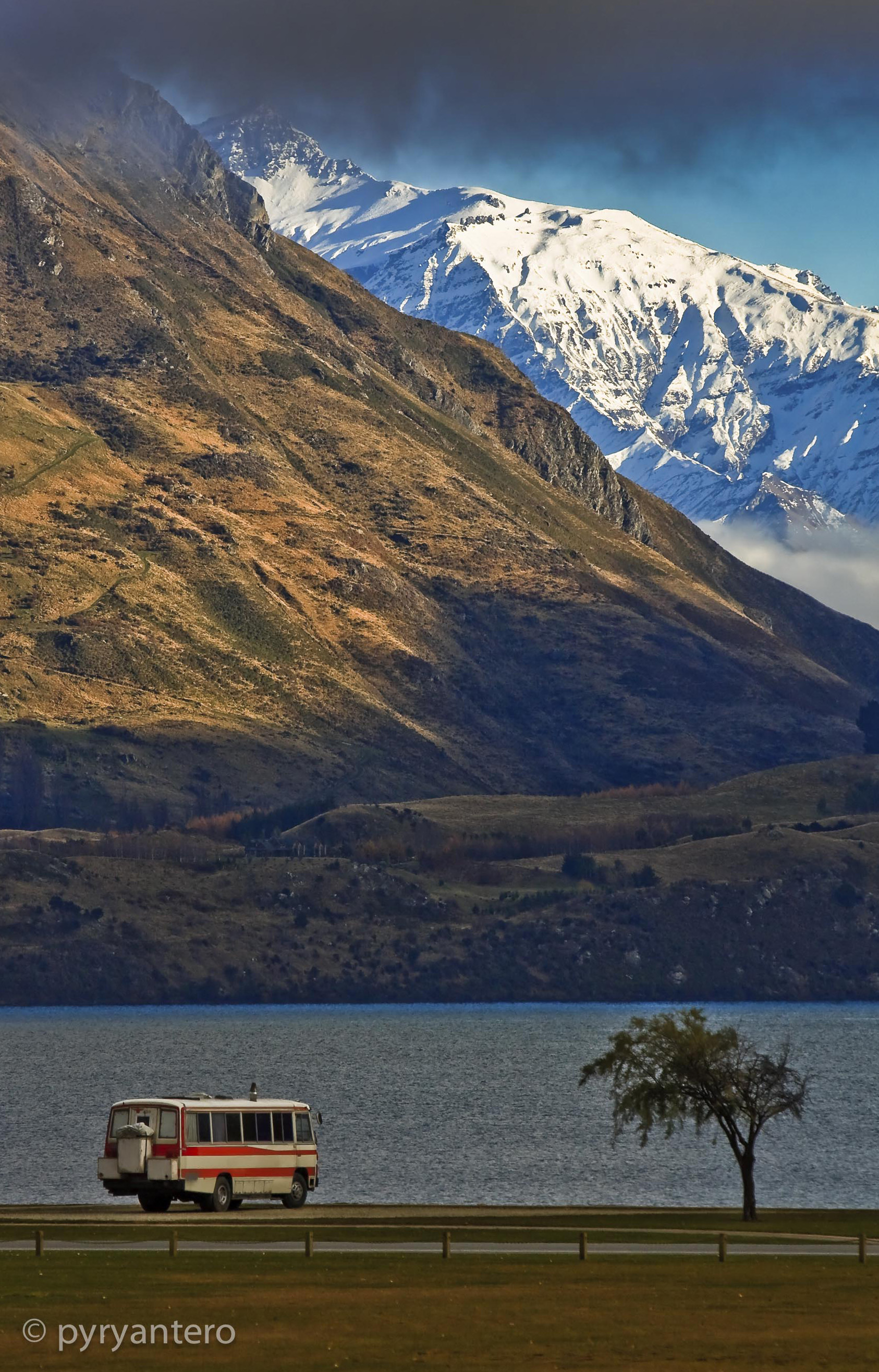Landskape of Lake Wanaka and mountains, New Zealand. Pyry Antero Pietiläinen Photography, pyryantero